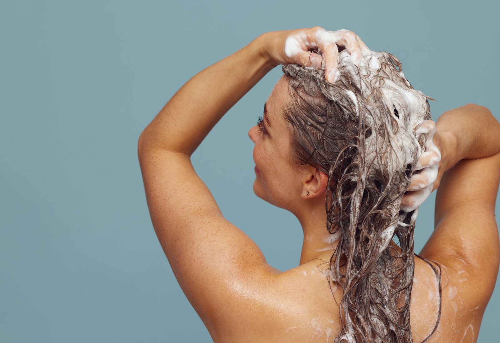 Pourquoi tes cheveux redeviennent gras aussi vite ?