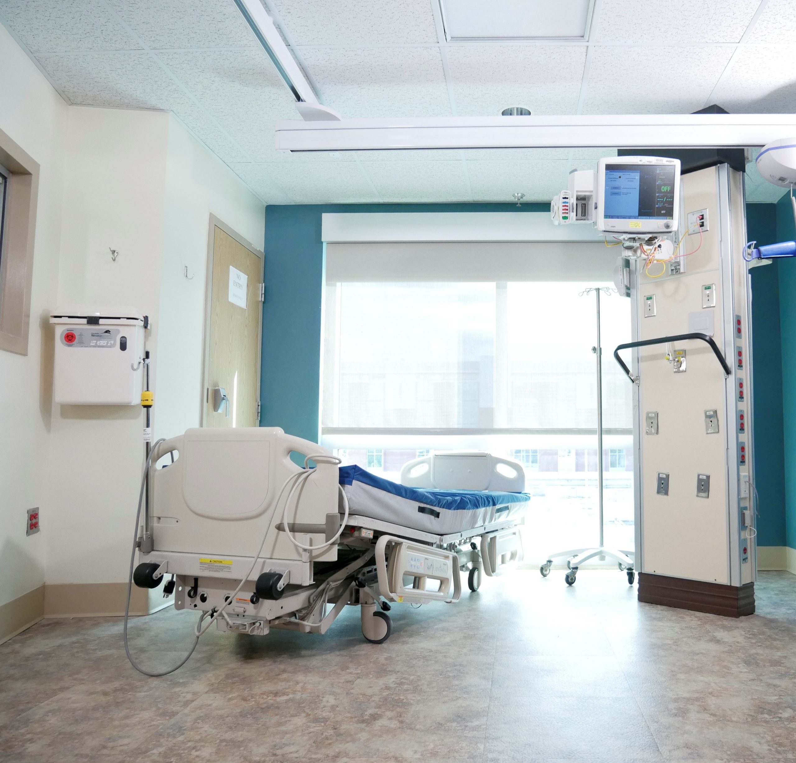 Chambre hospitalière équipée appareils médicaux avancés