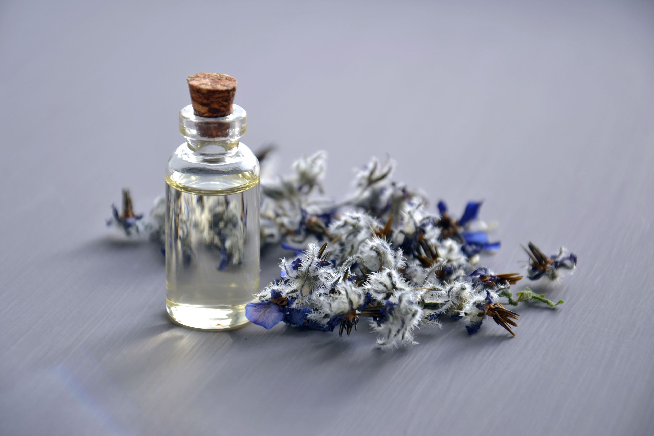 Flacon d'huile de lavande avec fleurs séchées