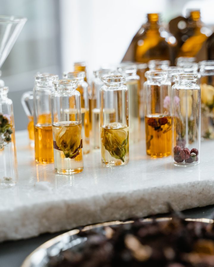 Huiles florales colorées dans des flacons en verre