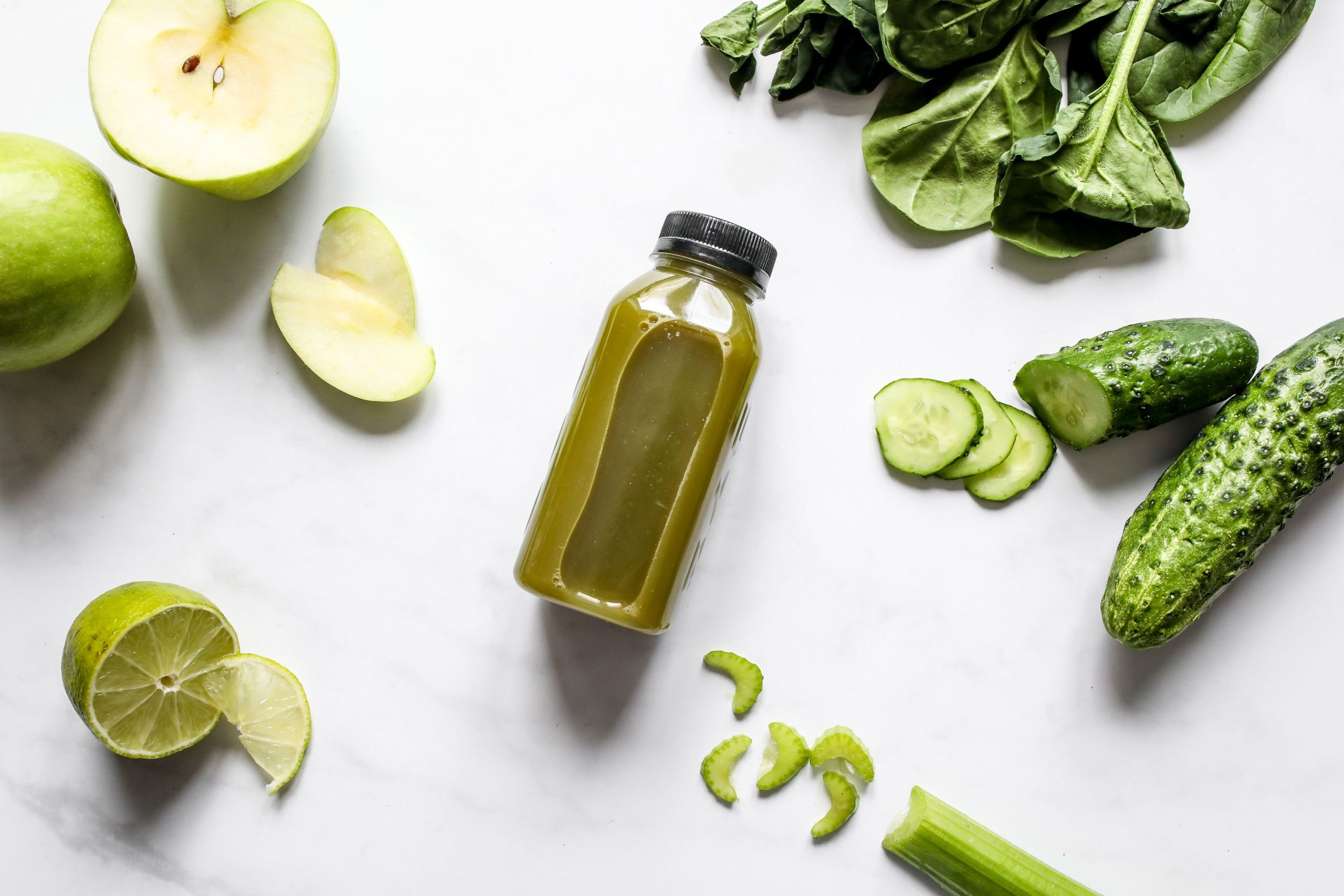 Jus vert frais avec épinards, concombre et pomme
