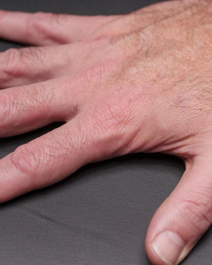 Main masculine posée sur une surface sombre