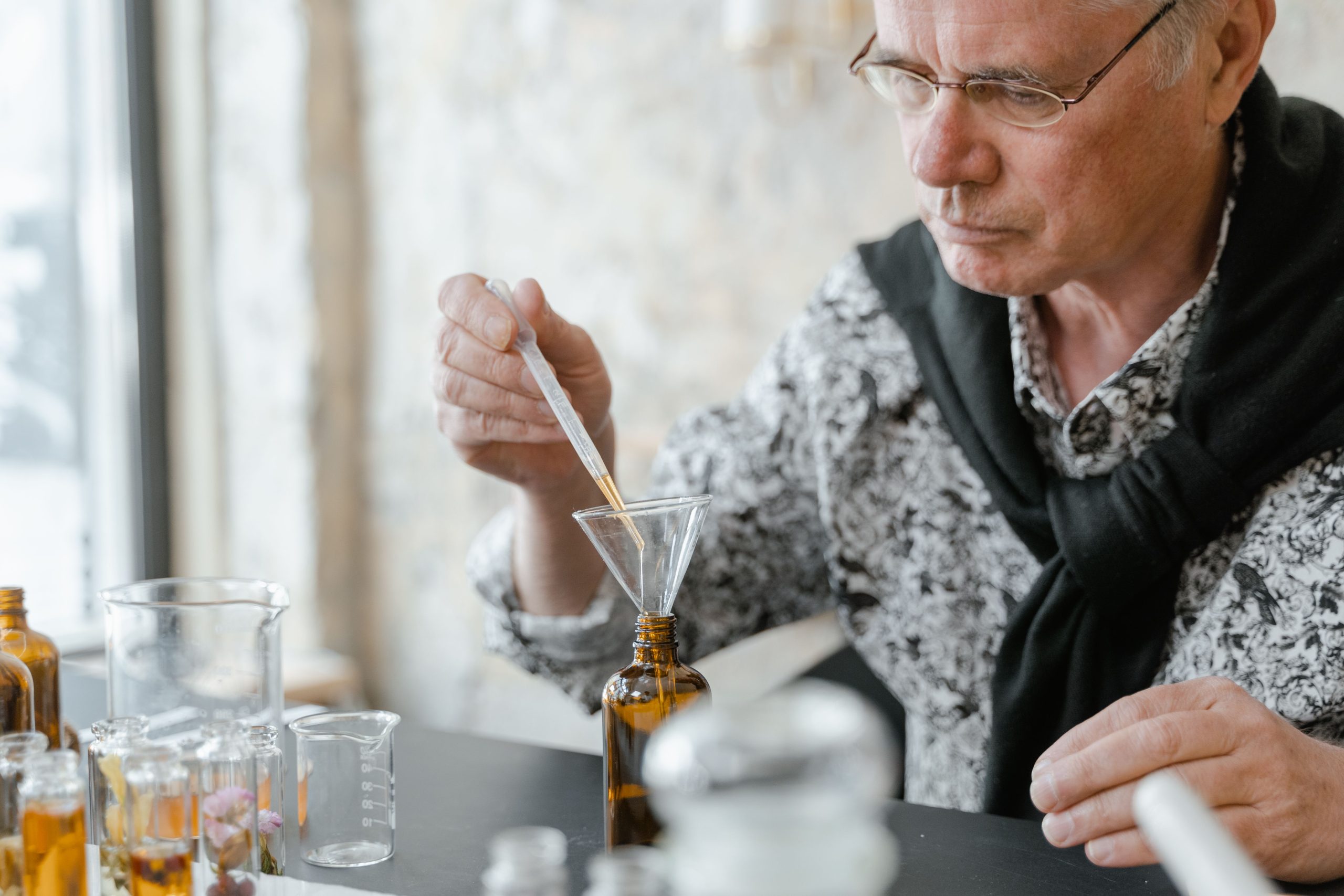 Mélange d'huiles essentielles au compte-gouttes