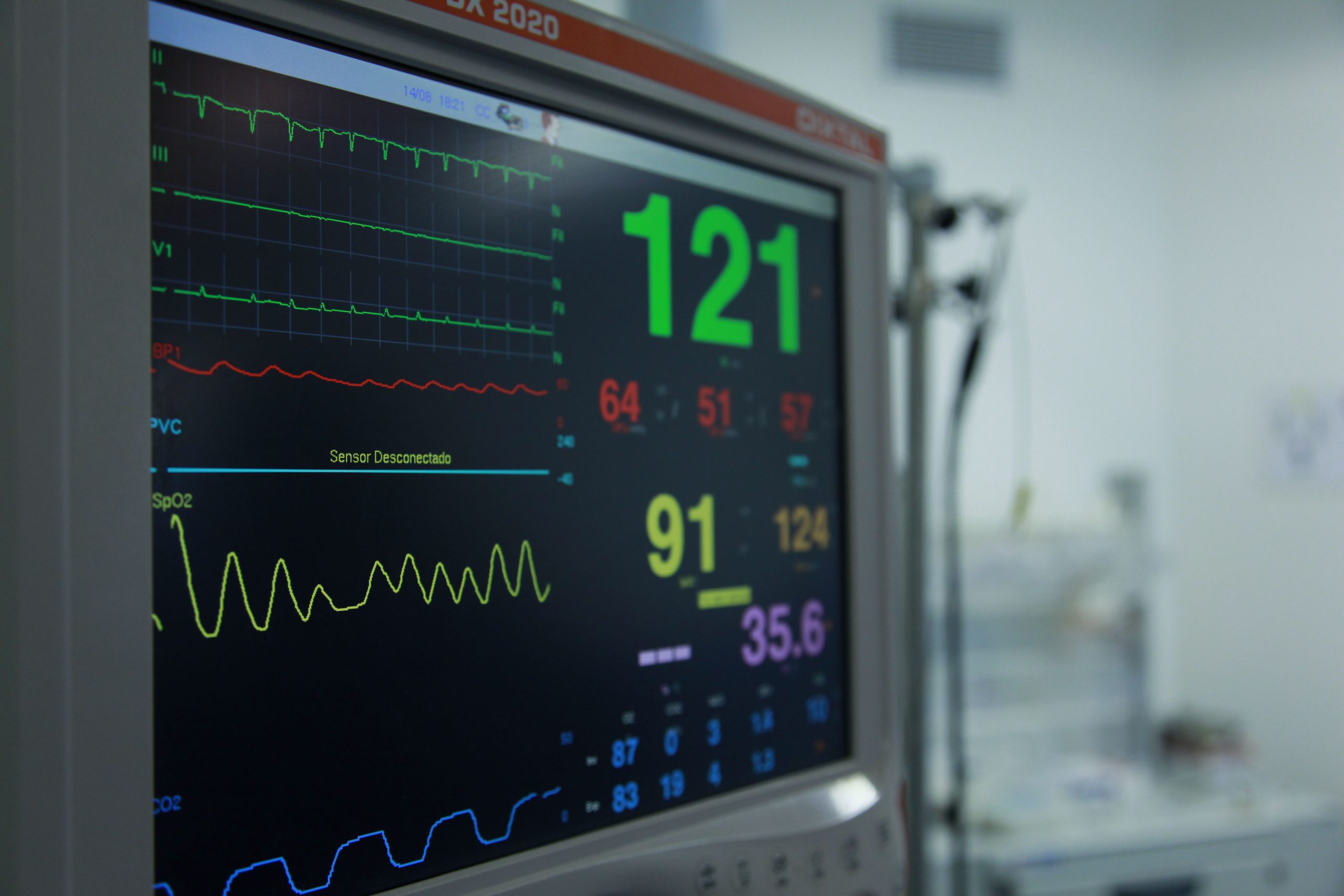 Moniteur vital affichant signes vitaux en hôpital