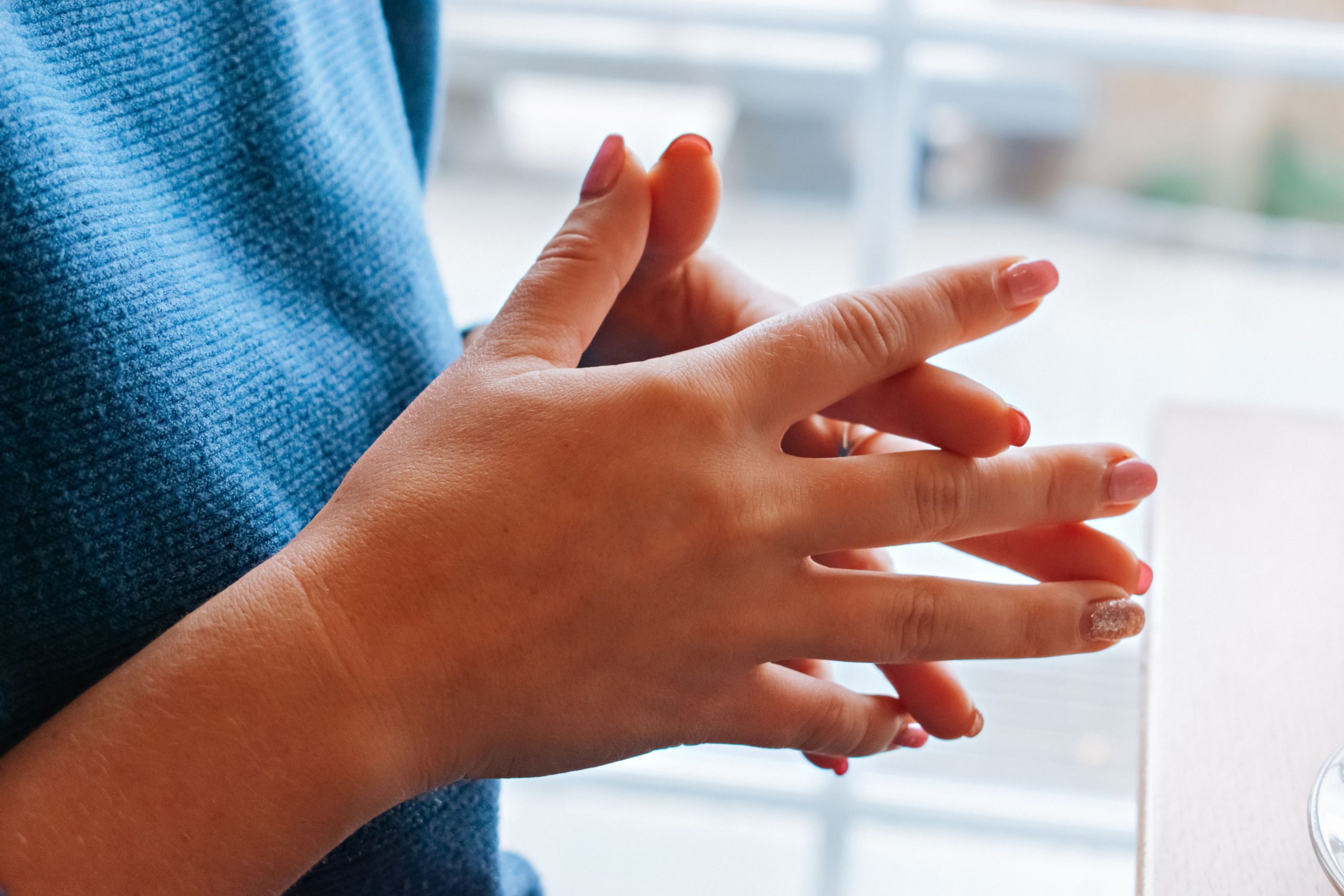 Mains manucurées avec vernis pailleté sur une table
