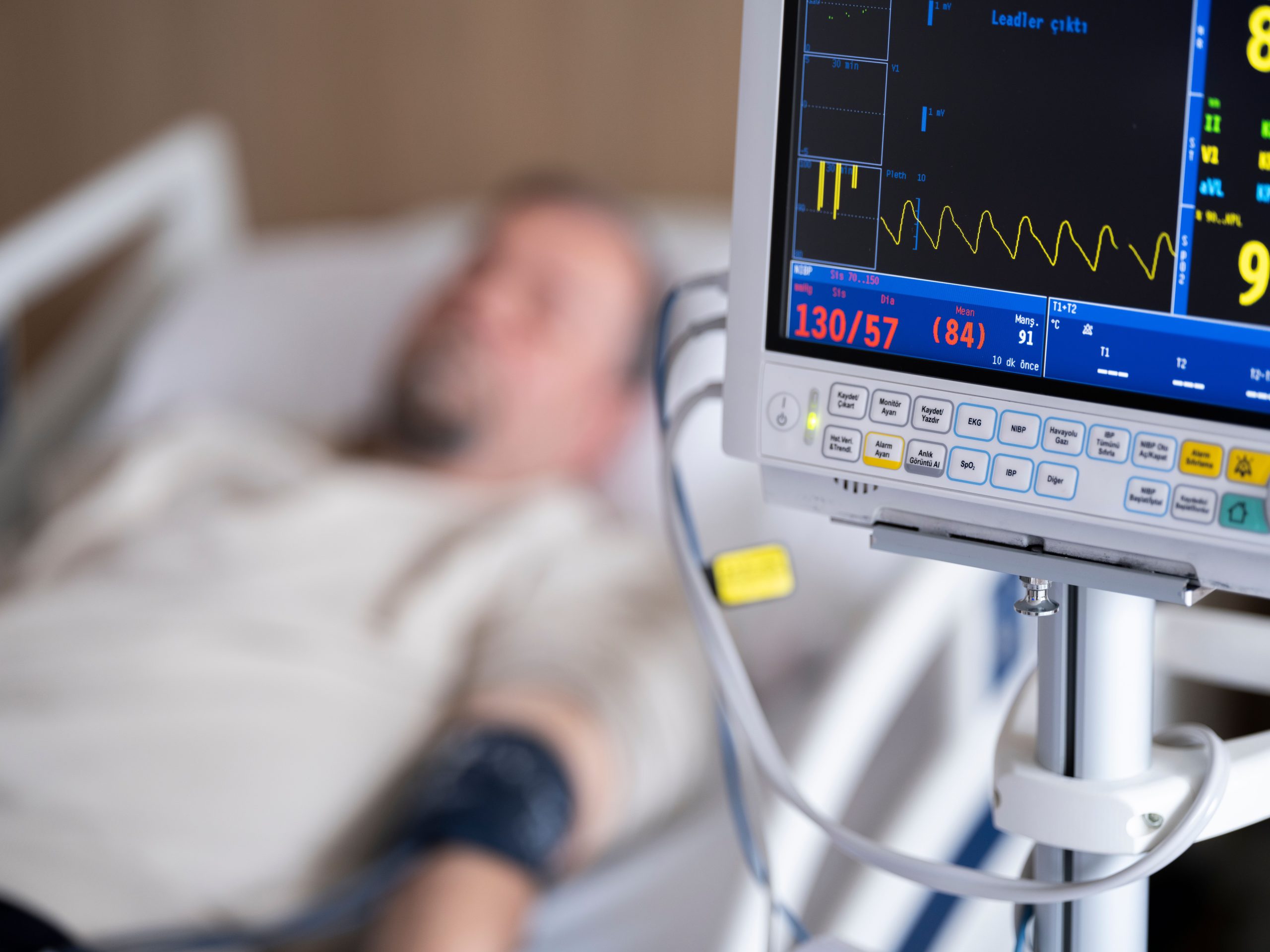Patient hospitalisé avec monitoring cardiaque et tension