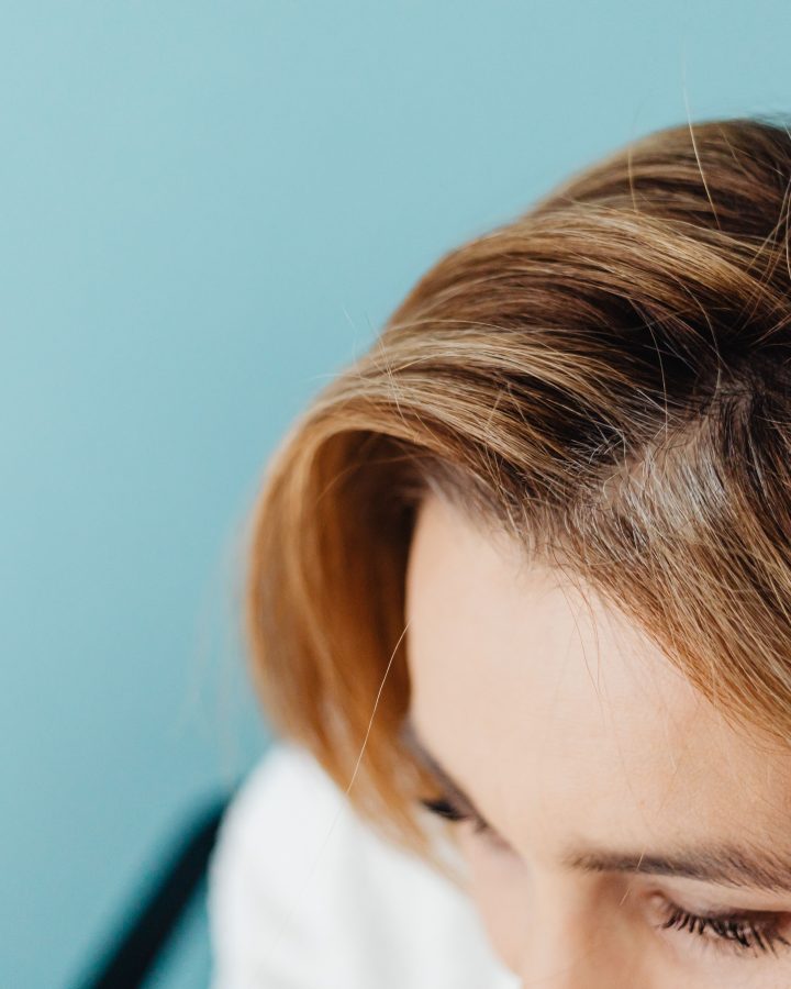 Femme la main posée sur le front