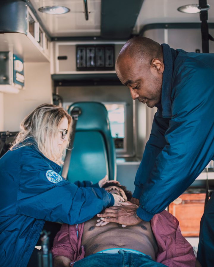 Équipe médicale pratiquant réanimation dans ambulance