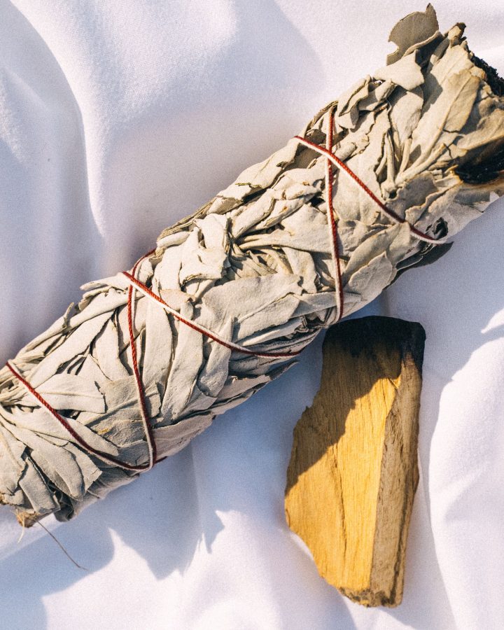 Fagot de sauge blanche et bois palo santo sur tissu blanc