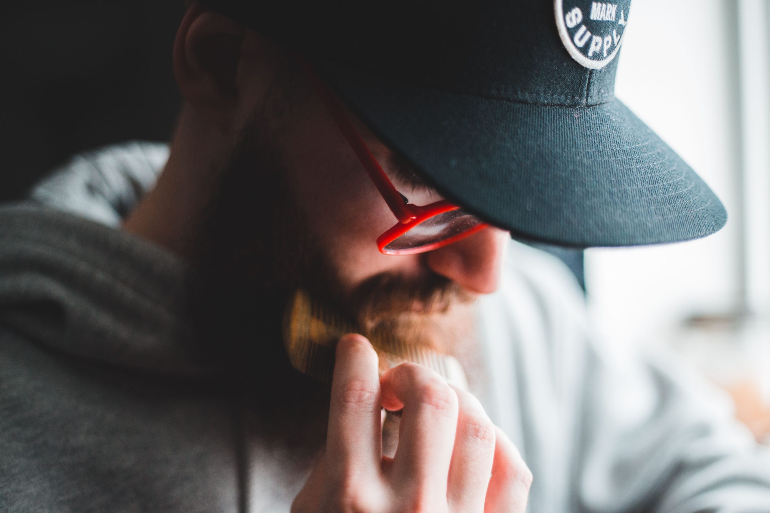 Homme peignant sa barbe avec soin