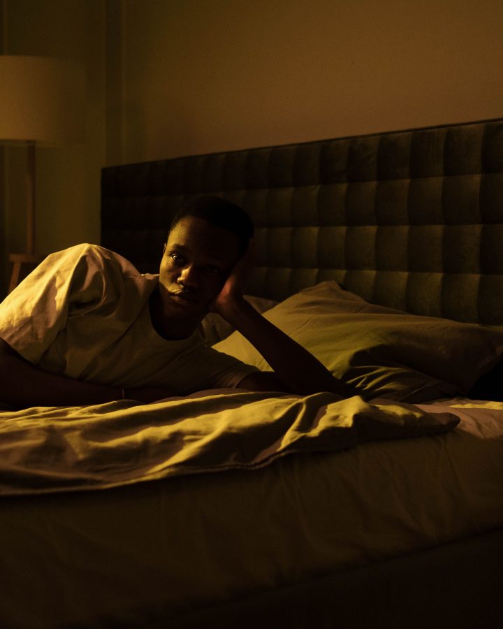 Homme éveillé la nuit regardant un réveil