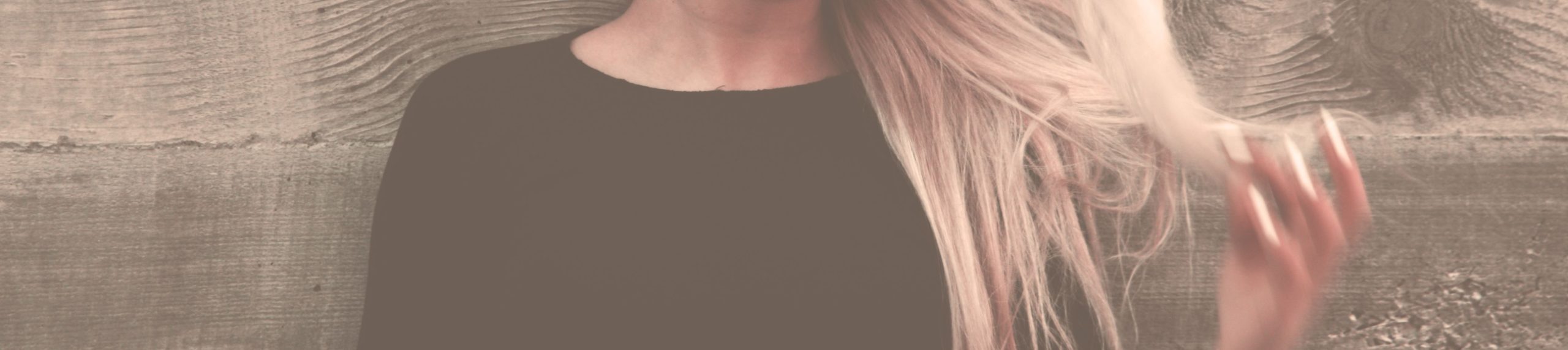 Femme aux cheveux blonds longs et fluides