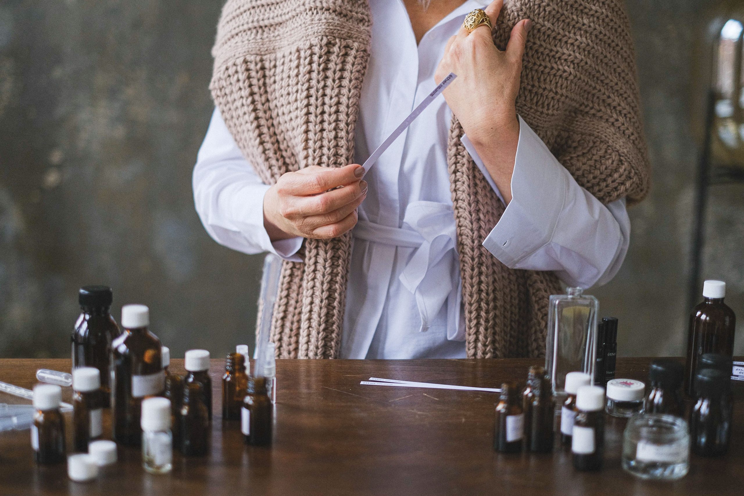 Femme testant des huiles essentielles sur bandelettes