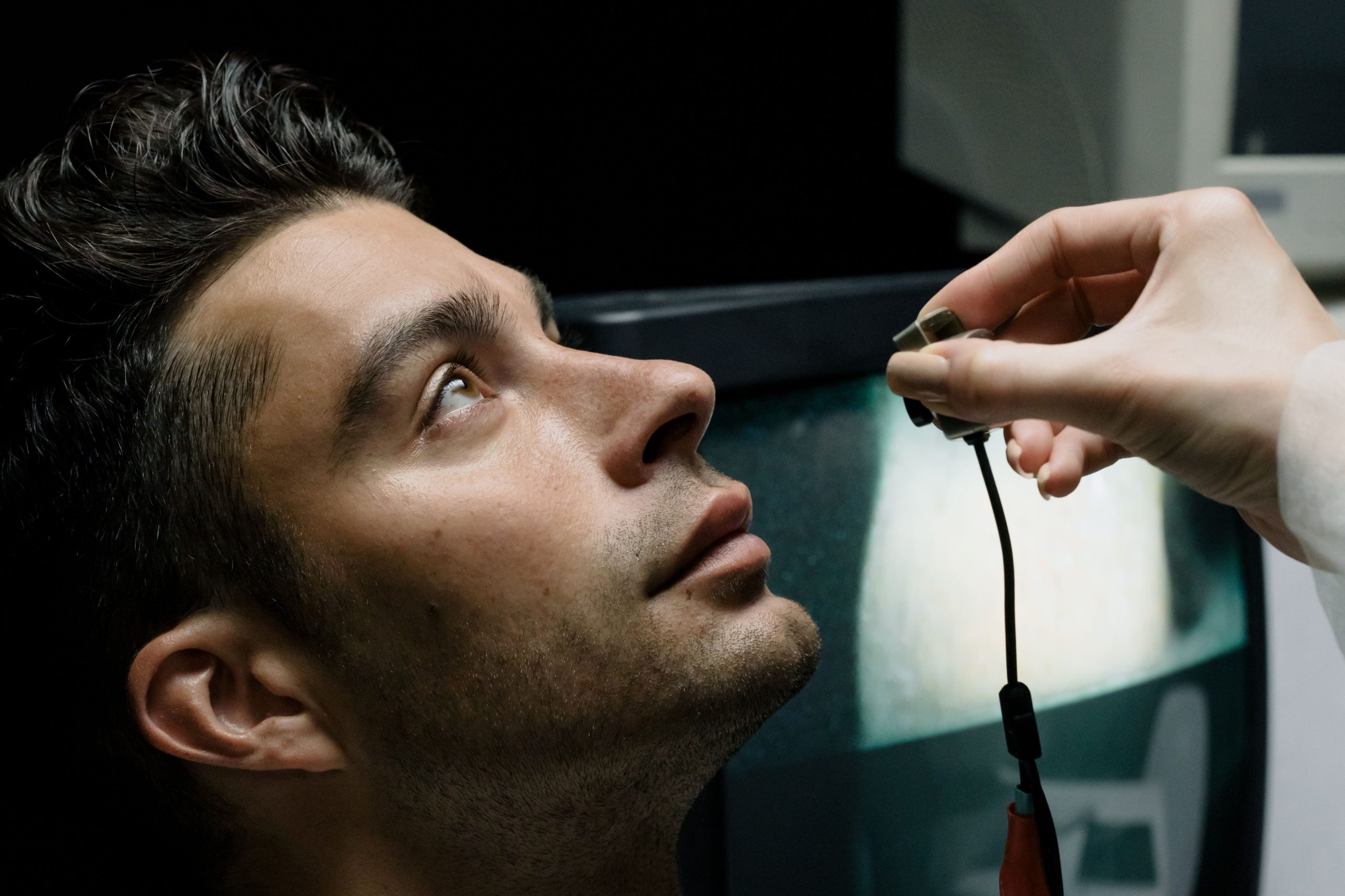 Homme test vision examen oculaire clinique